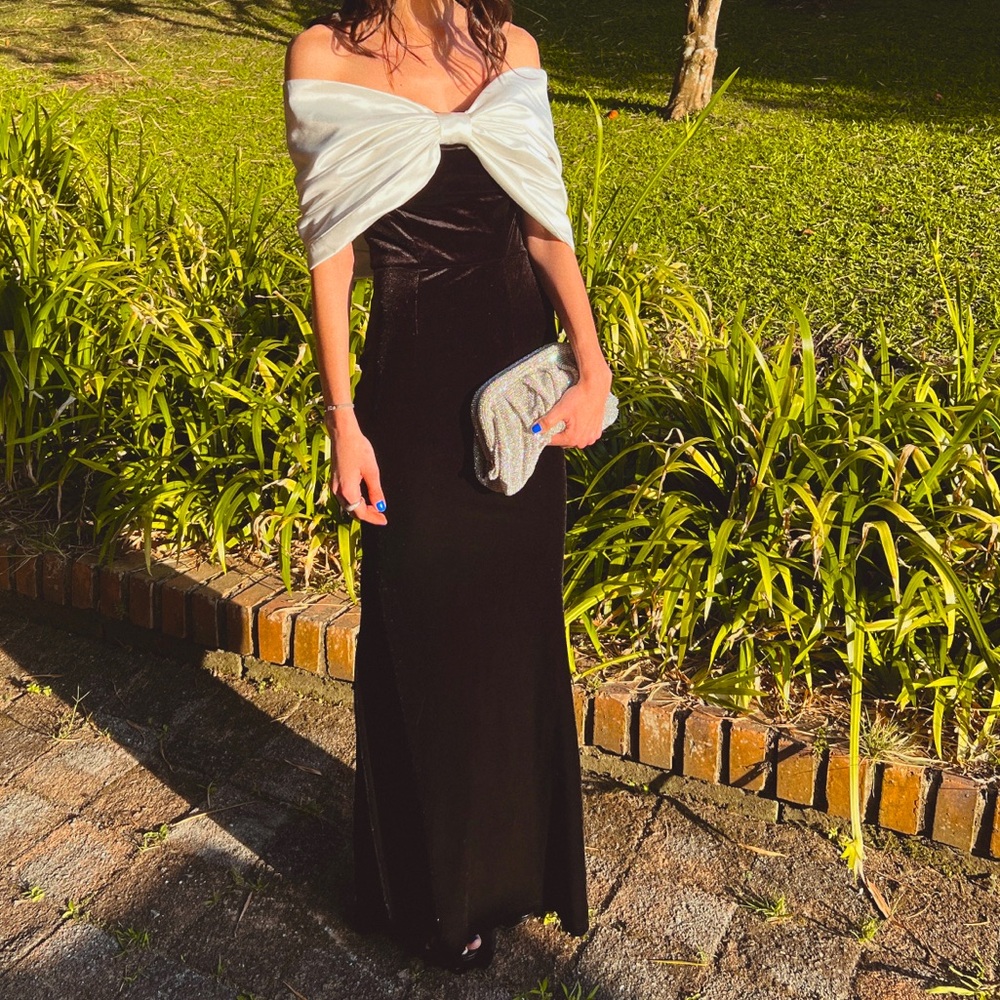Black velvet mermaid gown with white bow. Statement dress!